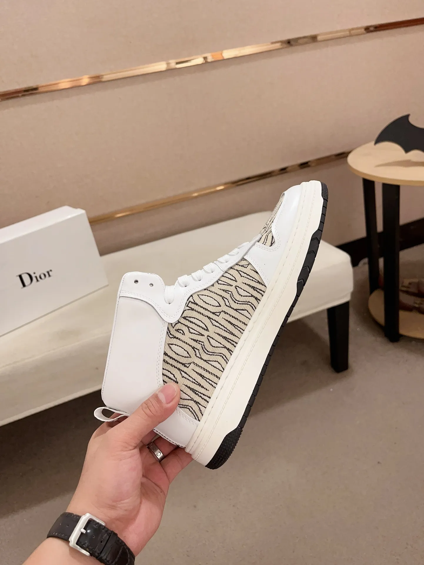 Men's shoes💰 420💰🇮🇹🇮🇹Dior d The new high-tops are on sale at the same time at the counter. The uppers are 🇮🇹 Italian imported first-layer cowhide, and the fully imported sheepskin lining is 💪💪. It is a complete 1⃣️ to 1⃣️ replica 🇮🇹💪💪. ⚠Sole: The original sole is specially provided by the original factory. The exclusive movable molded sole is super comfortable. ⚠Original factory follow-up goods, 🔍🔍high quality, you can enter and exit the counter at will, welcome to compare⚠. Code number:38-44